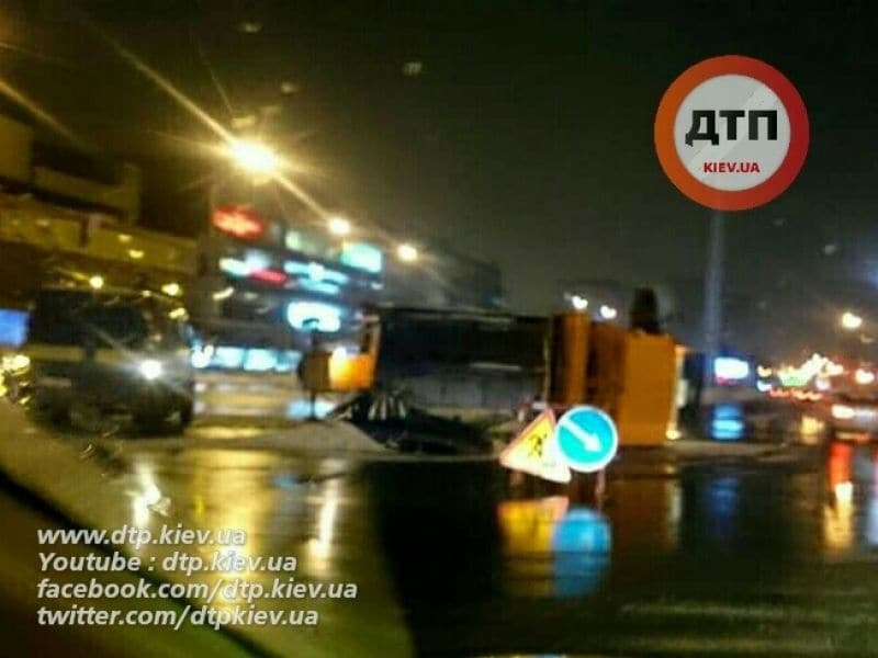 В Киеве из-за аварии опрокинулась снегоуборочная машина