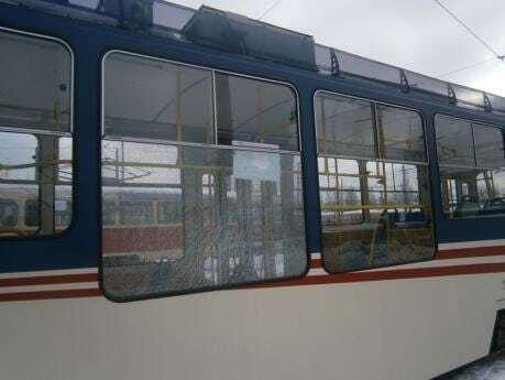 В Киеве вандалы забросали камнями новенький трамвай