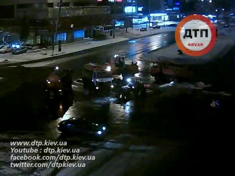 В Киеве из-за аварии опрокинулась снегоуборочная машина