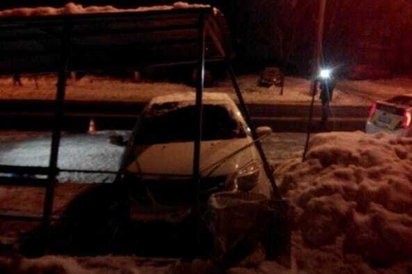 В Киеве пьяный водитель снес автобусную остановку