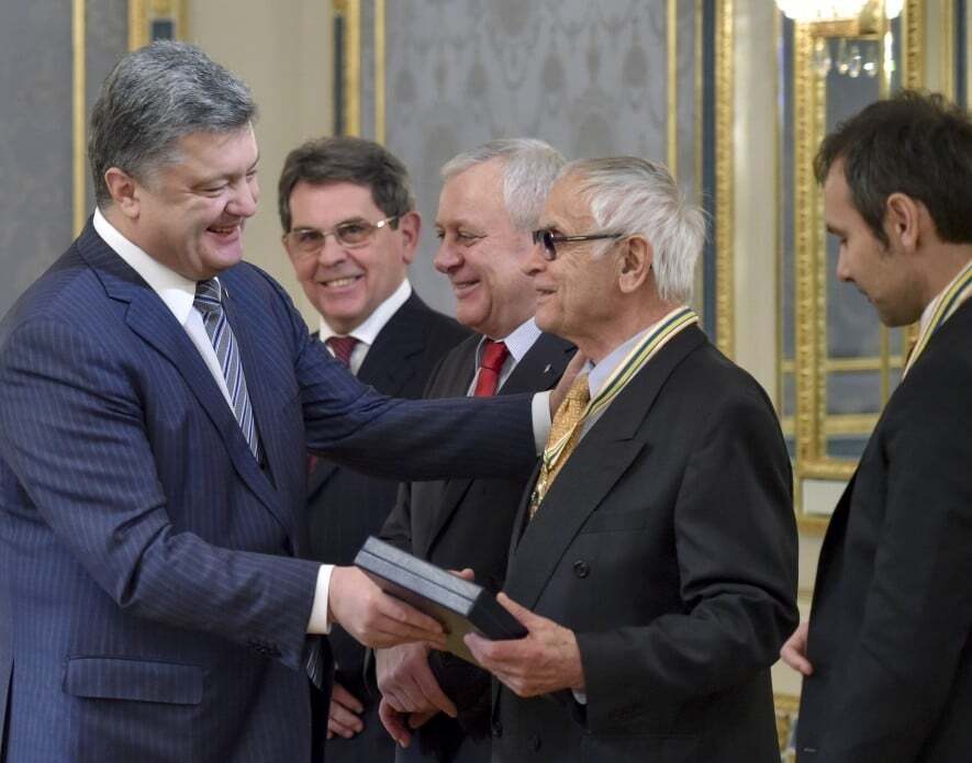 Порошенко наградил Вакарчука и Павлычко Орденом Свободы