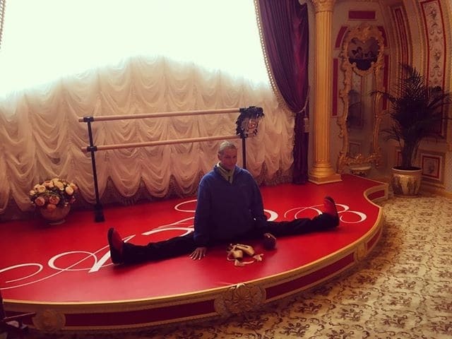 Волочкова позировала на кожаном диване: фото балерины из массажного салона