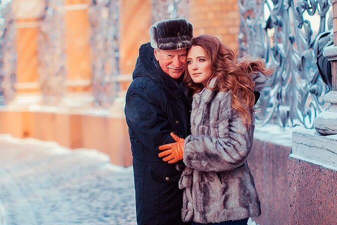 Зимние забавы: сеть взорвала новая фотосессия 85-летнего российского актера и его 25-летней жены