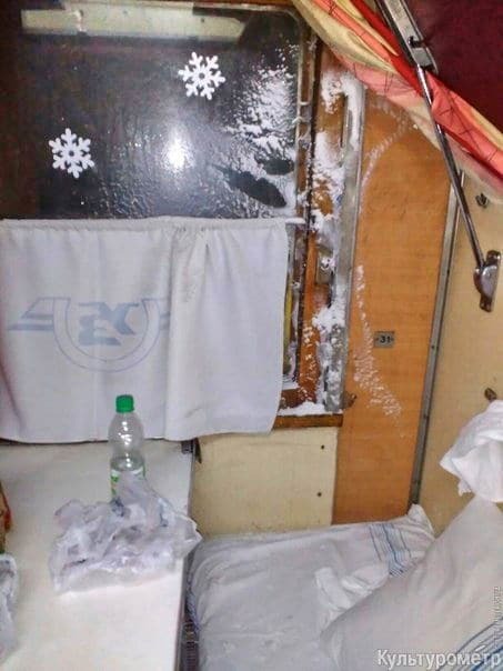 Пассажиров поезда "Одесса-Харьков" замело снегом прямо в вагоне: опубликованы фото