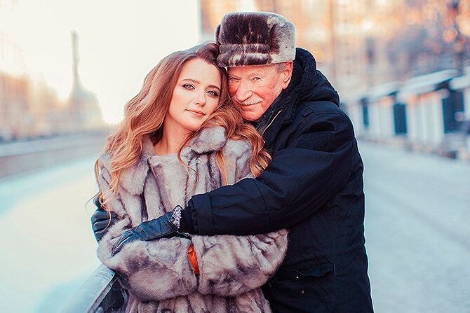 Зимние забавы: сеть взорвала новая фотосессия 85-летнего российского актера и его 25-летней жены