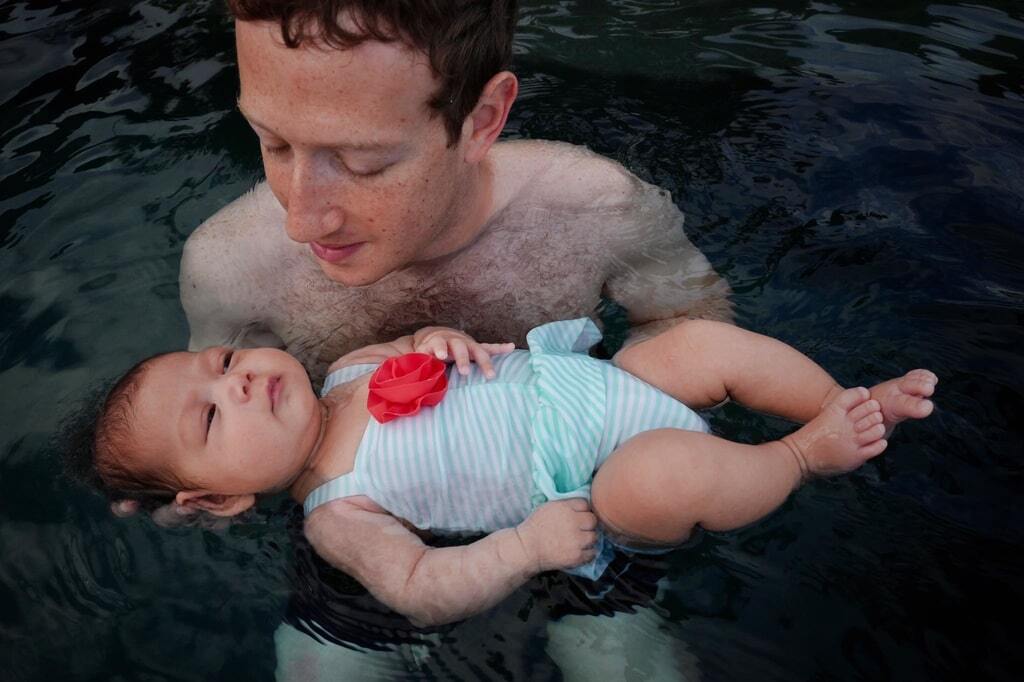Батькова радість: Цукерберг показав перше купання з донькою