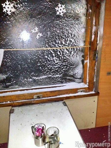 Пасажирів потяга "Одеса-Харків" замело снігом прямо у вагоні: опубліковані фото