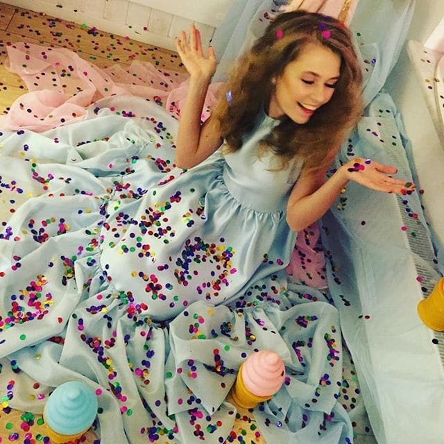 Дочь Брежневой снялась в "сладкой" фотосессии в нарядах украинского дизайнера