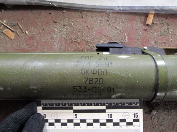 У Маріуполі виявлено схованку зі зброєю та шевронами "Росія": опубліковано фото