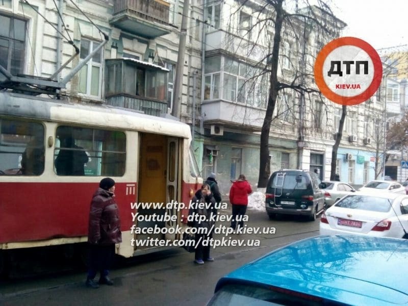 В Киеве "герой парковки" на микроавтобусе перекрыл дорогу трамваям