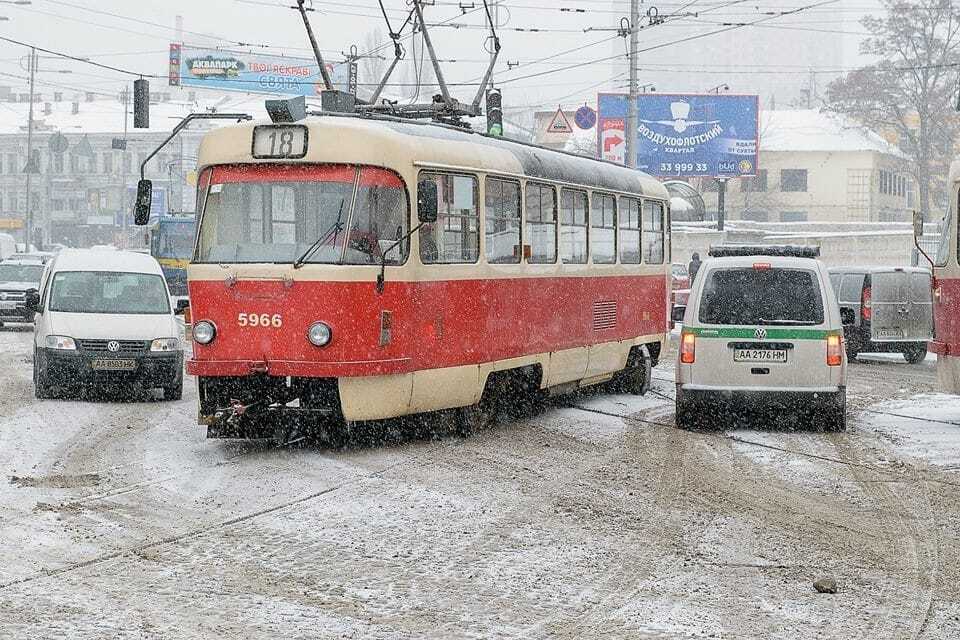 В центре Киева сошел с рельсов трамвай: фото с места происшествия