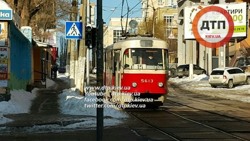 В Киеве невнимательный "герой парковки" блокировал трамваи