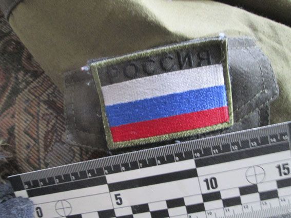 У Маріуполі виявлено схованку зі зброєю та шевронами "Росія": опубліковано фото