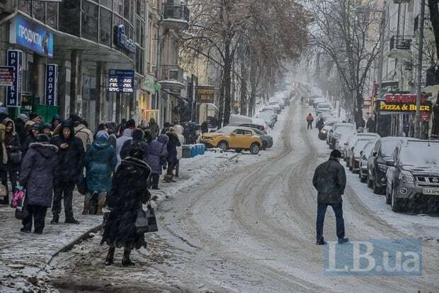 Киев замело: опубликованы фотографии заснеженной столицы 