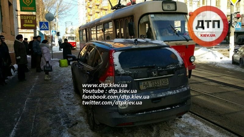 В Киеве невнимательный "герой парковки" блокировал трамваи