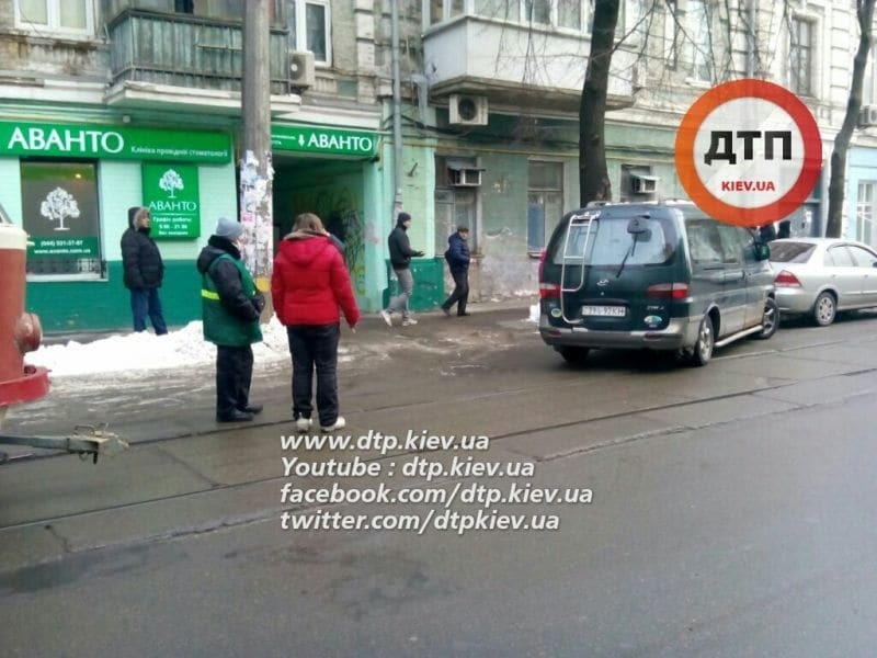 В Киеве "герой парковки" на микроавтобусе перекрыл дорогу трамваям