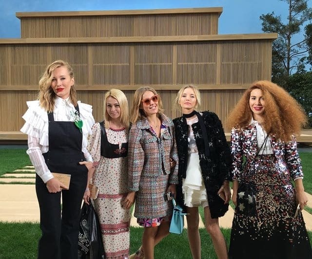 Блогеры высмеяли Рудковскую за "деревенский сарафан" на показе Chanel в Париже