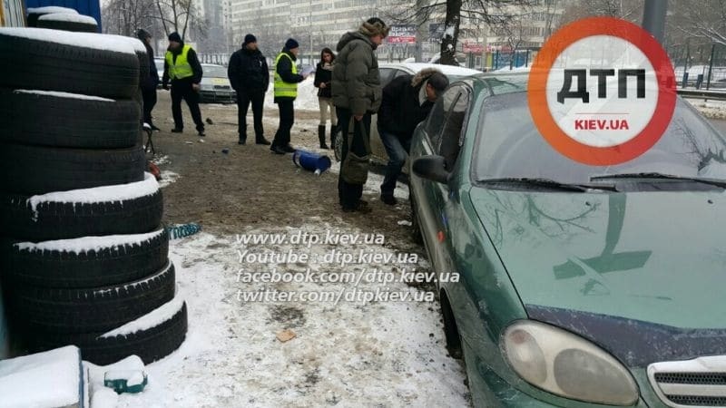 В Киеве неадекватная девушка на Fiat серьезно травмировала клиента автомойки