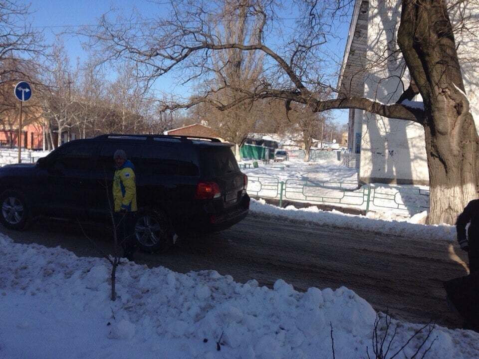 Герой дня. Как Ломаченко освободил маршрутку из "снежного плена": фотофакт