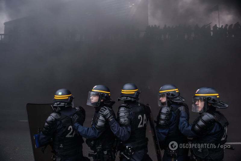 Таксистский "майдан" в Париже: в городе перекрыли дороги и зажгли шины. Фоторепортаж