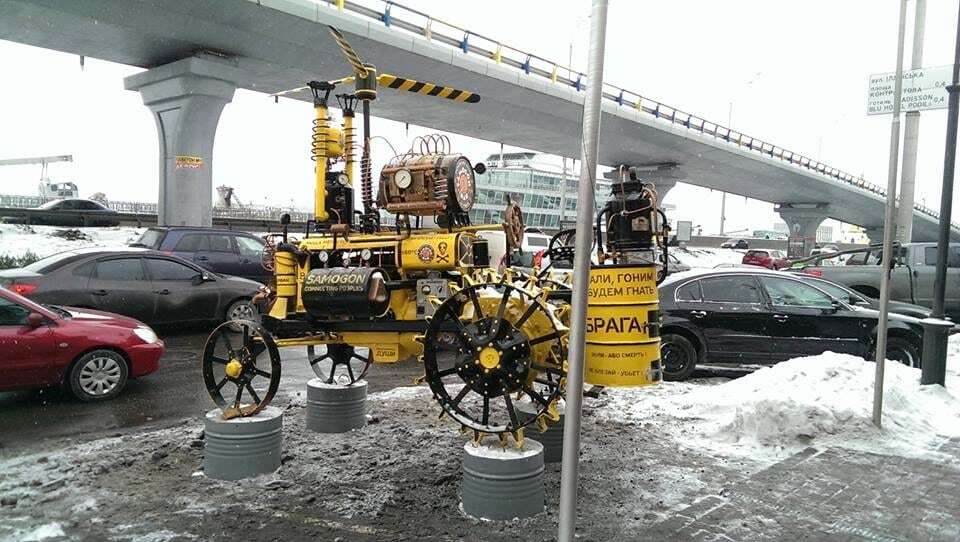 В Киеве установили "самогонный трактор": опубликованы фото