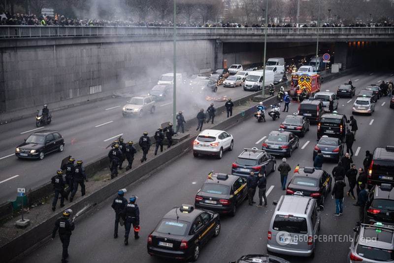 Таксистский "майдан" в Париже: в городе перекрыли дороги и зажгли шины. Фоторепортаж