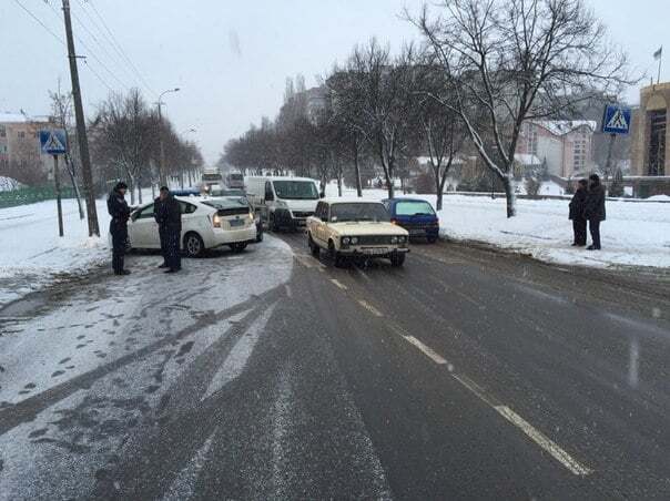 Занесло: у Рівному поліція ледве не збила жінку з дитиною. Опубліковані фото