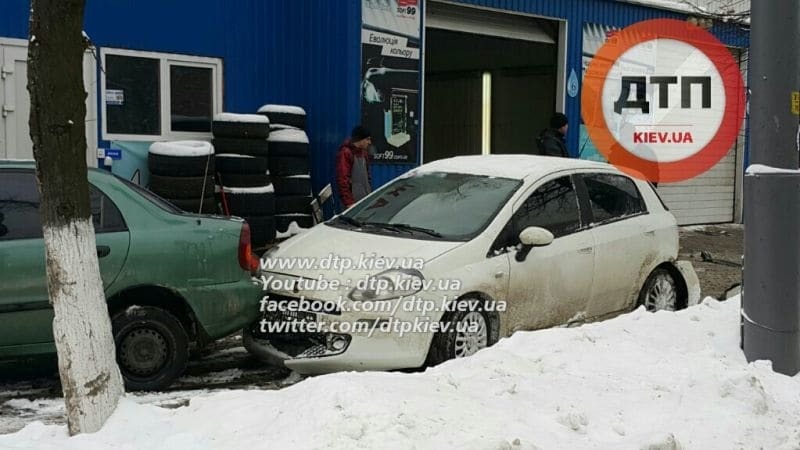В Киеве неадекватная девушка на Fiat серьезно травмировала клиента автомойки