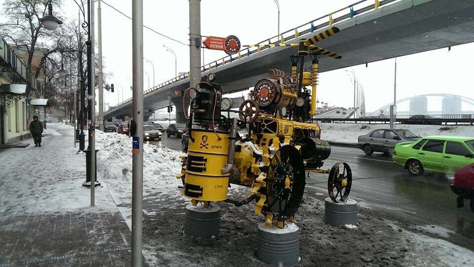 В Киеве установили "самогонный трактор": опубликованы фото