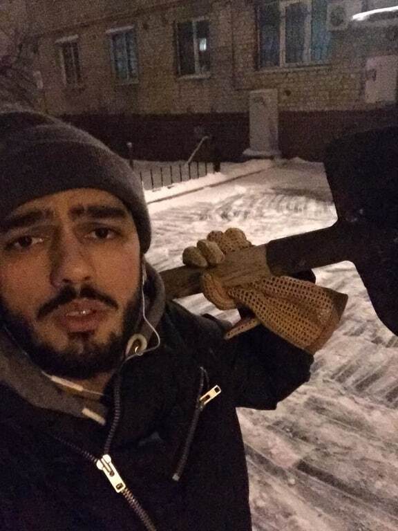 Киевлянин пожалел пенсионеров и сам вышел убирать снег