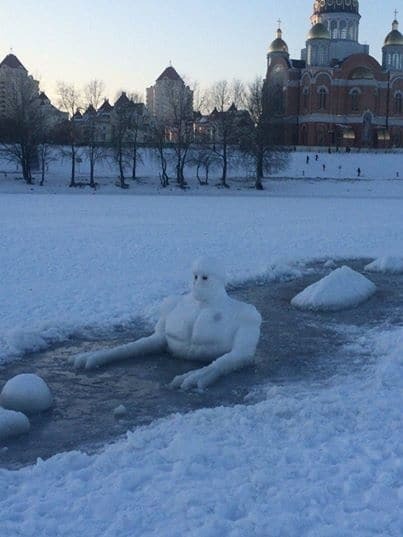 В Киеве снеговика-"качка" искупали в проруби: фотофакт