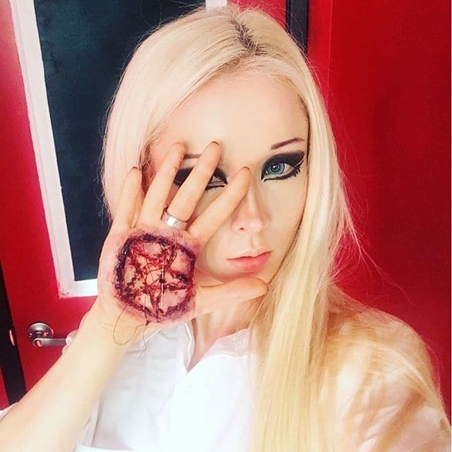Одесская Барби "вырезала" кровавую сатанинскую звезду на теле
