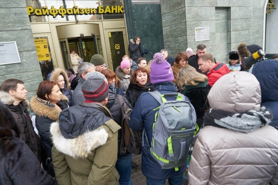 В России владельцы валютной ипотеки пошли на штурм банков: опубликованы фото и видео