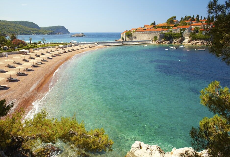 Пляж на курорте Свети-Стефан, Черногория