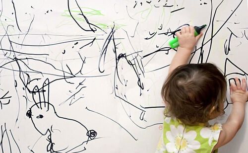 «Я художник, я так вижу»: забавные фотографии рисующих малышей