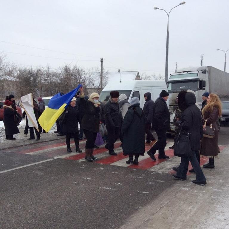 Бунт у Новомосковську: активісти перекрили трасу Дніпропетровськ-Донецьк через "договорняки" у міськраді