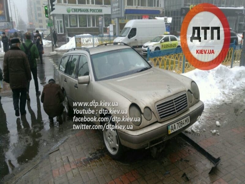 Жага до польотів: в Києві водій Mercedes ледь не збив пішоходів на тротуарі