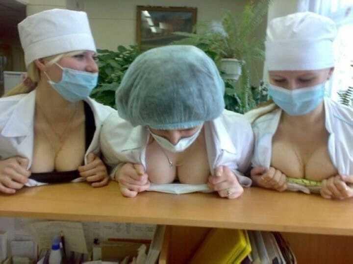 Лечат смехом: опубликованы смешные фото из жизни врачей