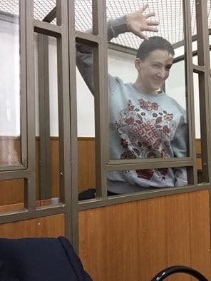 Нескорена: Фейгін показав фото Савченко в кремлівському суді