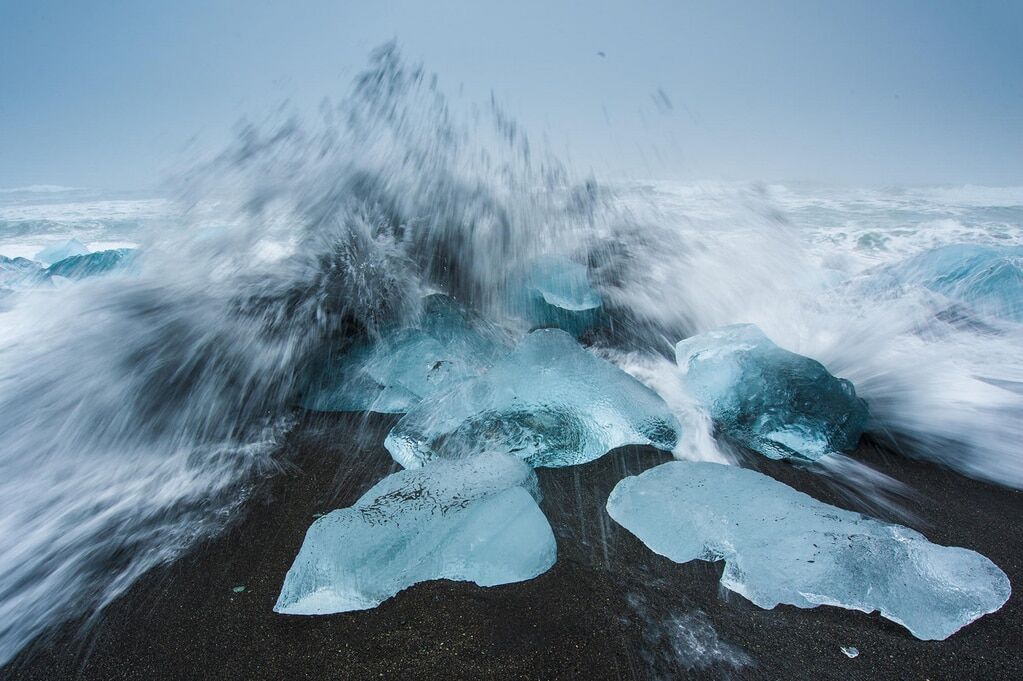 Завораживающие снимки льда и волн от лучших фотографов мира