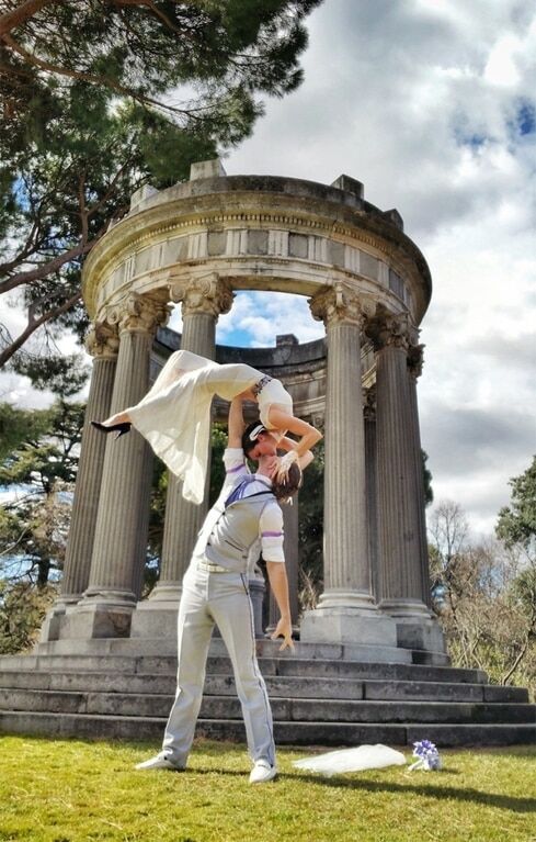 Пара акробатов сыграла свадьбу в 38 местах мира: захватывающие дух фото