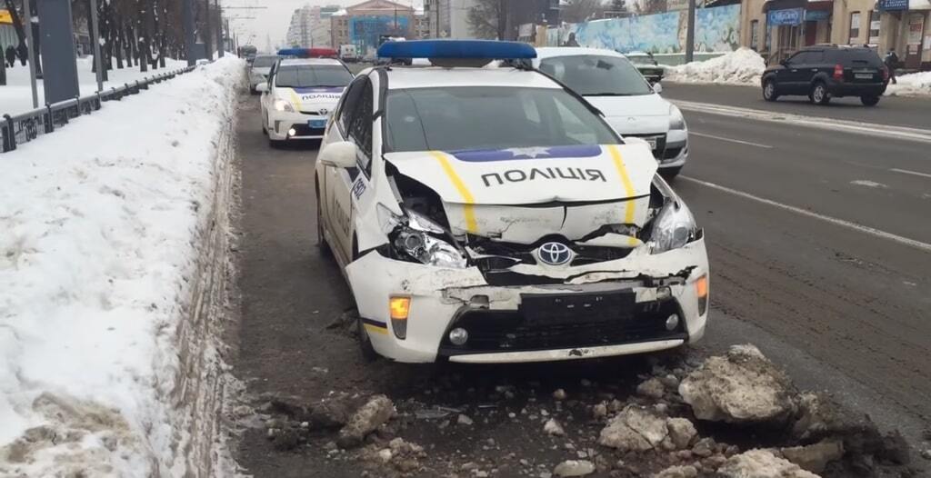 У Харкові автомобіль поліції протаранив тролейбус: фото і відеофакт