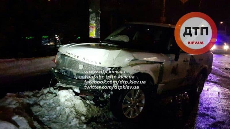 В Киеве женщина на Range Rover протаранила Suzuki: есть пострадавшие