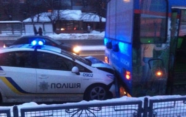 У Харкові автомобіль поліції протаранив тролейбус: фото і відеофакт