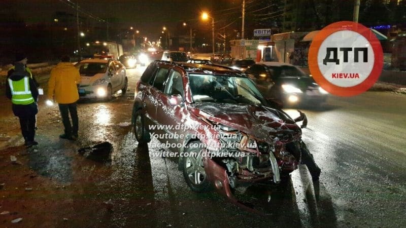 В Киеве женщина на Range Rover протаранила Suzuki: есть пострадавшие