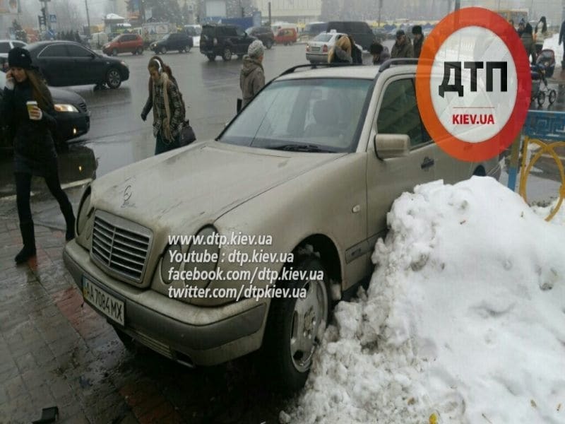 Жага до польотів: в Києві водій Mercedes ледь не збив пішоходів на тротуарі