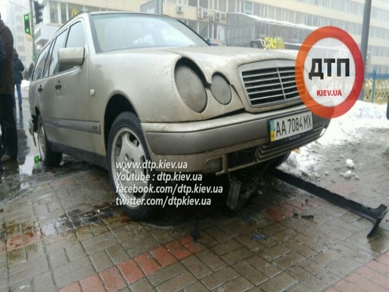 Охота летать: в Киеве водитель Mercedes едва не сбил пешеходов на тротуаре