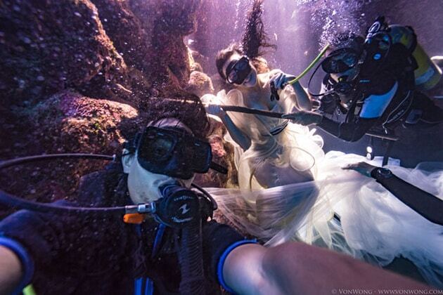 Девушка и акулы: невероятная фотосессия покорила интернет