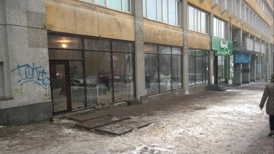 У центрі Києва комунальники знесли незаконну прибудову