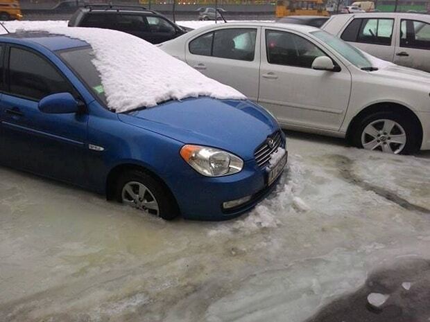 В Киеве на парковке автомобили вмерзли в лед: фотофакт